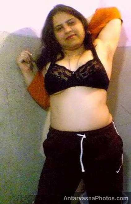 Gujarati aunty Sejal ne bathroom me nanga badan dikhaya mujhe