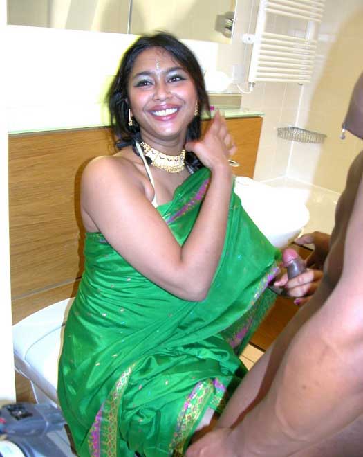 Chudasi bhabhi in hot saree pics