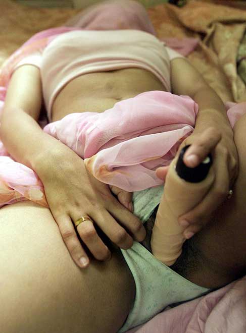 Pyasi chut ko dildo ka maza diya Savita bhabhi ne