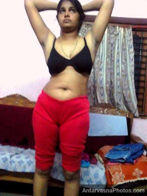 Nude boobs wali sexy bhabhi ki black bra