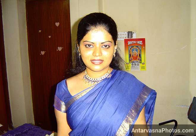 Neha bhabhi blue saree me badi sexy lag rahi hai