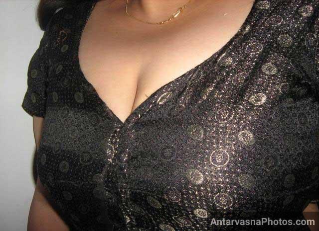 Blouse ke andar bhabhi ka deep cleavage dikha