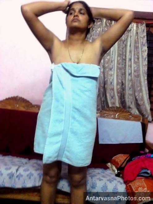 Bhabhi towel lapet ke aa gai aur kaha chalo apna lund dikhao mujhe
