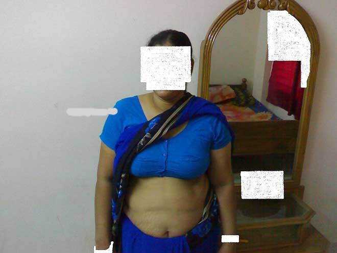 Kaya aunty ne apna blouse khola to uske boobs bahar dikhe