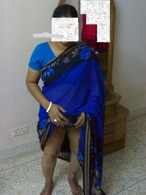 Aunty ne apni saree upar kar ke jaangh dikhai