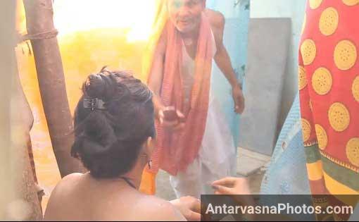 Sasur apne bete ka call aaya to bathroom me ghus aaya