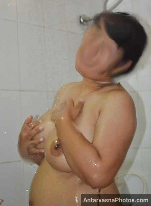 Nahate hue apne nange pics lene diye aunty ne