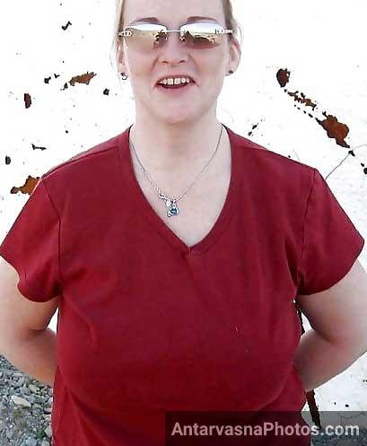 Horny aunty ne apni t-shirt me ubhare hue boobs dikhaye