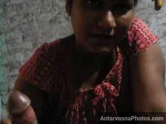 Nighty pahan ke doodhwali bhabhi ne lund pakad liya