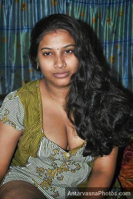 Kamwali ka bada cleavage uske kapdo ke andar se dikh raha tha