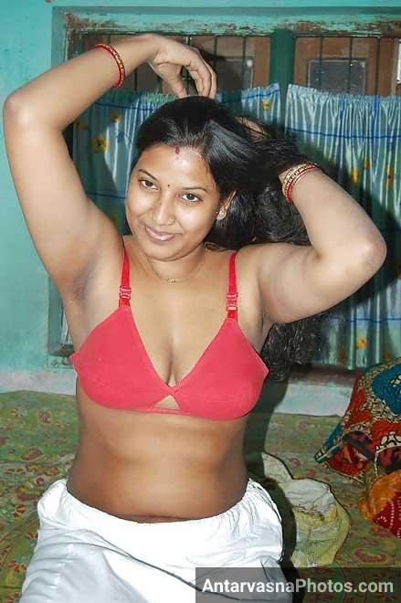 Kamwali ne apni red bra khol ke dikhai