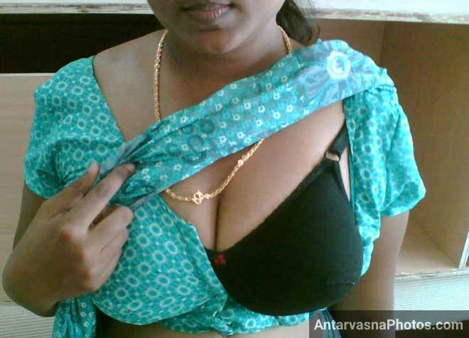 Papa ke samne kamwali ne apni black bra kholi