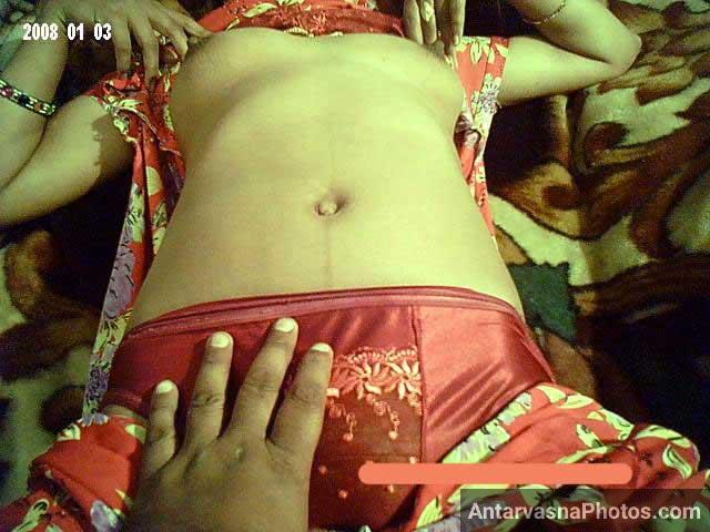 Husband ne saree me hath daal ke bhabhi ki chut ko tatola