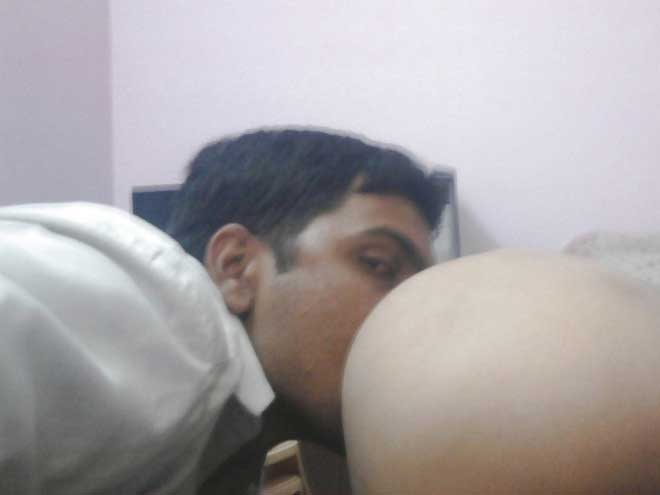 Vishal ne apna muh meri chut me daal ke mast chusa aur chata - Indian pussy licking photos