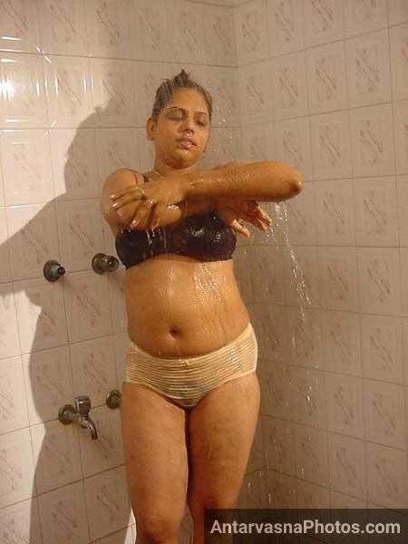 Bra panty pahan ke nahati hui bhabhi ke sexy photos