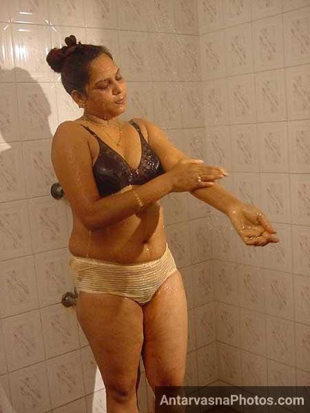 Black bra me Noori bhabhi ke bade boobs sexy lag rahe he