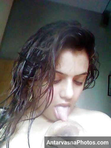 Apne balls ko chusti hui desi larki ka sex photo