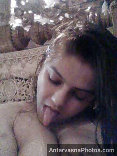 Pooja apni chuchiya khud chus rahi he