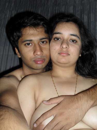 Raj Bengali bhabhi ke boobs se khel raha he