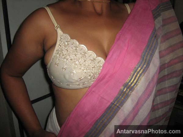 Marwadi bhabhi hot boobs dikha rahi he bra ke andar