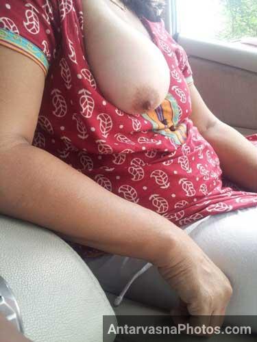 Car ke andar dost ki hot wife ne apni chuchiya dikhai