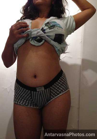 Reema bhabhi apna sexy badan dikha rahi he