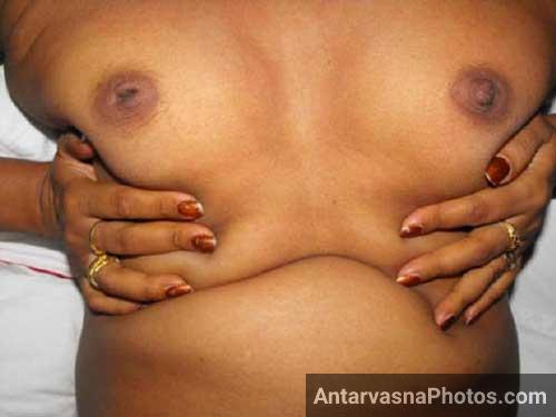 Puri nangi bhabhi ne apni chuchiya dabai