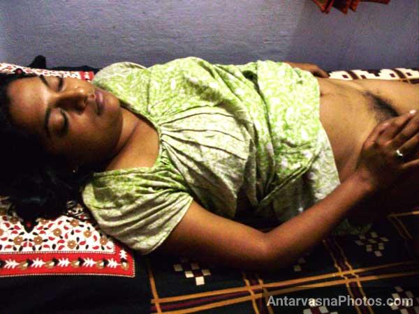 Hairy chut wali nude Indian housewife ke pics