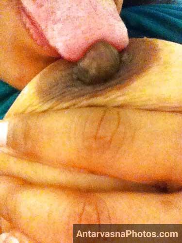 Horny bhabhi ne mast chuse apne desi nipples - Indian sex photos