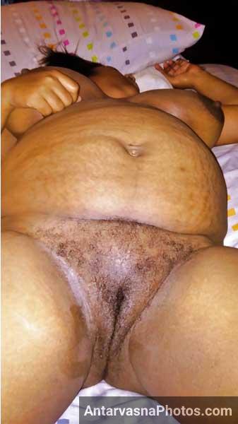 Meri moti kamwali ne apni chut khol di mere lie