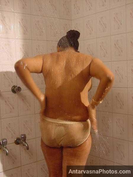 Bhabhi apni gaand hila ke nangi naha rahi he