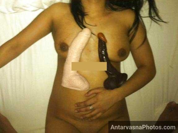 Sexy Indian lesbian bhabhi ke do dildos