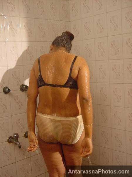 Badi gaand ko hila hila ke naha rahi he Lucknnow bhabhi Noori