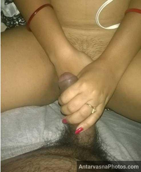 Abhi ke lund ko pakad ke hila diya Poonam bhabhi ne