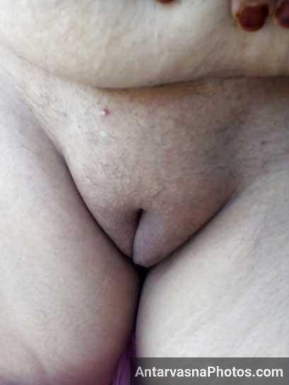 Jethani ki clean shaved chut - Desi lesbian sex pics