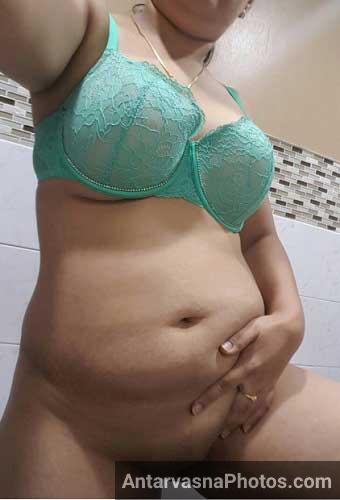 Apni chut ko khujati hui desi Indian mummy ke gande photos