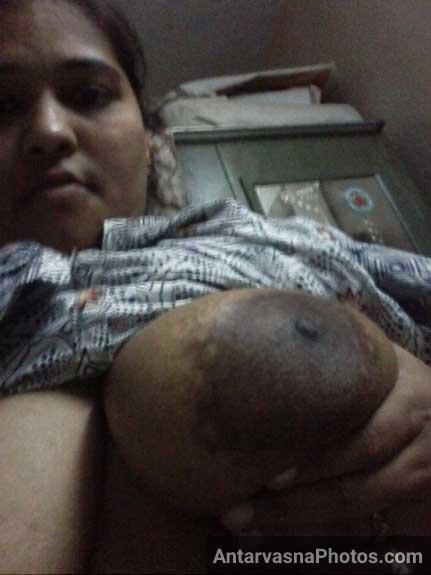 Nangi selfie me hot village aunty ke bade boobs