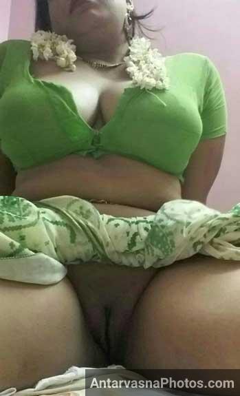 Nangi kamwali Sapna ne chut aur cleavage dikhaya apna - Desi porn photos