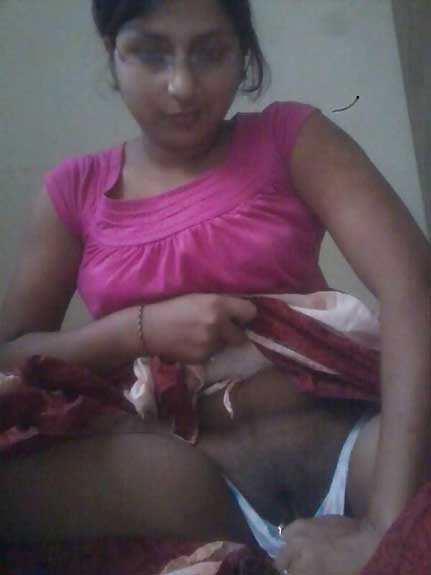 Bhabhi ki panty khuli aur usne mujhe apni chut dikhai