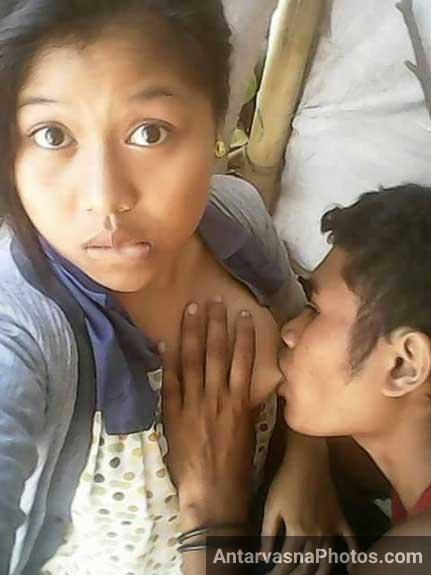 Amateur Indian girl ne apne boobs chatwaye lover se