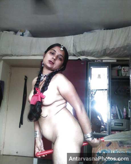 Horny bhabhi chut aur gaand ko jhaadu ka maza de rahi he