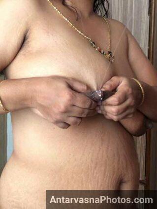 Nude aunty ne apni chuchi se doodh nikala