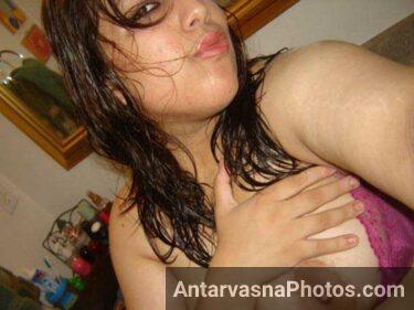 Big Indian boobs ki hot selfie bana rahi he