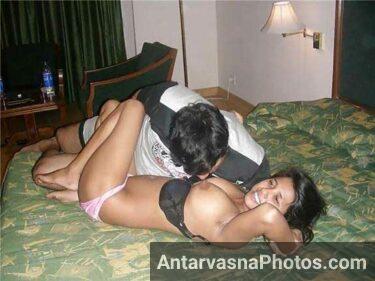 Nude Image me chacha chumban kar raha he
