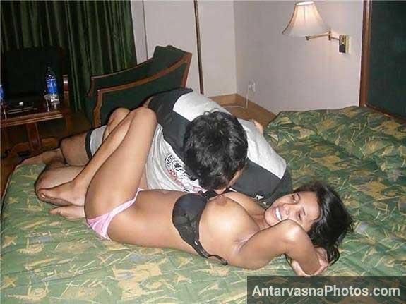 Nude Image me chacha chumban kar raha he