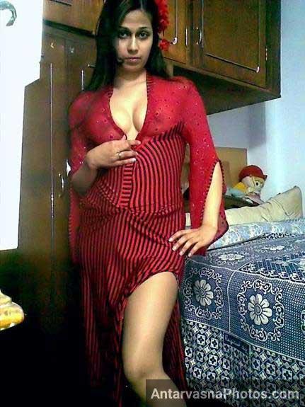 Nude Indian girl ko bahut sex ki zarooart he