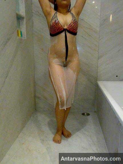 nude bath pics me jhaant dikha rahi he