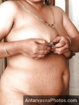 big milky boobs dikha rahi he