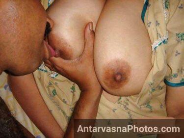 Indian couple boobs ke sath masti ki pic