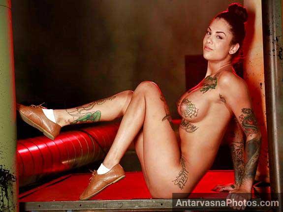 sexy tattoo girls ka hot poserahi he